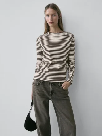 Gestreiftes Langarm-T-Shirt mit Kontrastdetail