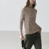 Gestreiftes Langarm-T-Shirt mit Kontrastdetail Gestreiftes Langarm-T-Shirt mit Kontrastdetail