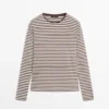 Gestreiftes Langarm-T-Shirt mit Kontrastdetail Gestreiftes Langarm-T-Shirt mit Kontrastdetail
