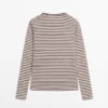 Gestreiftes Langarm-T-Shirt mit Kontrastdetail Gestreiftes Langarm-T-Shirt mit Kontrastdetail