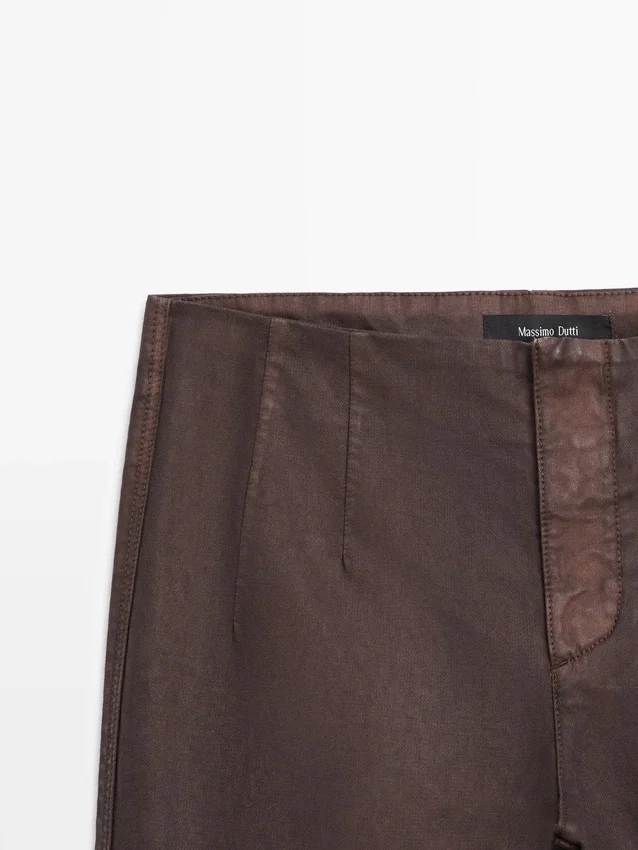Gewachste Hose mit ausgestelltem Schnitt Gewachste Hose mit ausgestelltem Schnitt
