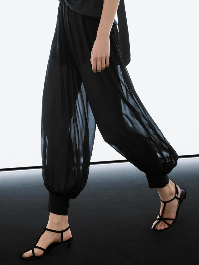 Halbtransparente Sarouel-Hose mit Knopfdetails Halbtransparente Sarouel-Hose mit Knopfdetails