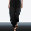Halbtransparente Sarouel-Hose mit Knopfdetails Halbtransparente Sarouel-Hose mit Knopfdetails