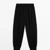 Halbtransparente Sarouel-Hose mit Knopfdetails Halbtransparente Sarouel-Hose mit Knopfdetails