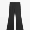 Hose mit ausgestelltem Schnitt und Nadelstreifen Hose mit ausgestelltem Schnitt und Nadelstreifen