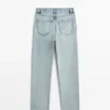 Jeans mit geradem Bein und hoher Taille Jeans mit geradem Bein und hoher Taille
