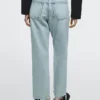 Jeans mit geradem Bein und hoher Taille Jeans mit geradem Bein und hoher Taille