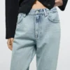 Jeans mit geradem Bein und hoher Taille Jeans mit geradem Bein und hoher Taille