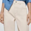 Jeans mit geradem Bein und umgeschlagenem Saum Jeans mit geradem Bein und umgeschlagenem Saum