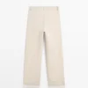 Jeans mit geradem Bein und umgeschlagenem Saum Jeans mit geradem Bein und umgeschlagenem Saum