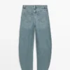 Jeans mit hoher Taille und Barrel-Passform Jeans mit hoher Taille und Barrel-Passform