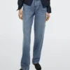 Jeans mit mittlerer Leibhöhe und geradem Bein Jeans mit mittlerer Leibhöhe und geradem Bein