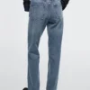 Jeans mit mittlerer Leibhöhe und geradem Bein Jeans mit mittlerer Leibhöhe und geradem Bein