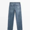 Jeans mit mittlerer Leibhöhe und geradem Bein Jeans mit mittlerer Leibhöhe und geradem Bein