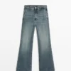 Jeans mit mittlerer Leibhöhe und Schlag Jeans mit mittlerer Leibhöhe und Schlag