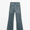 Jeans mit mittlerer Leibhöhe und Schlag Jeans mit mittlerer Leibhöhe und Schlag