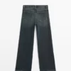 Jeans mit mittlerer Leibhöhe und Schlag Jeans mit mittlerer Leibhöhe und Schlag