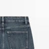 Jeans mit mittlerer Leibhöhe und weitem Bein Jeans mit mittlerer Leibhöhe und weitem Bein