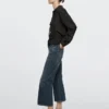 Jeans mit mittlerer Leibhöhe, verkürztem Schnitt und ausgestelltem Bein Jeans mit mittlerer Leibhöhe, verkürztem Schnitt und ausgestelltem Bein