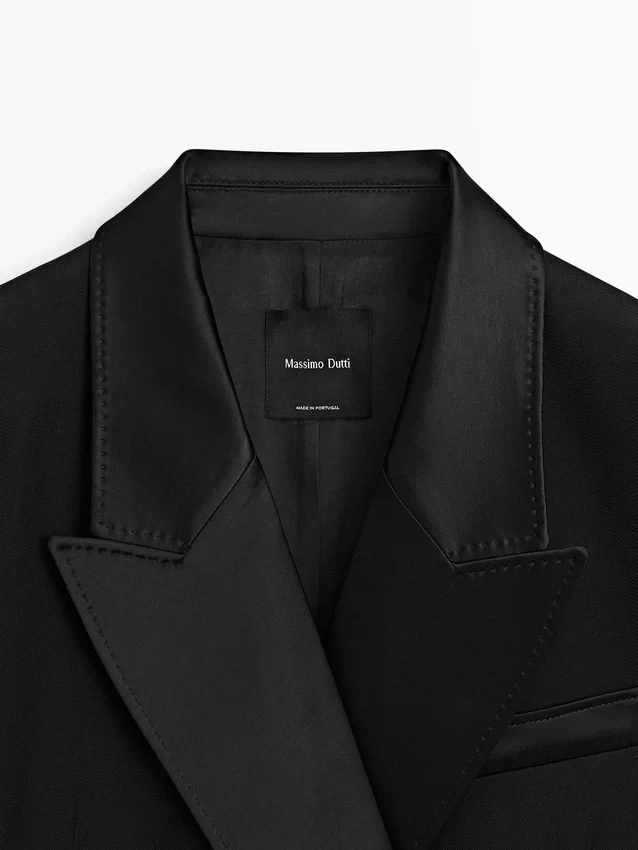 Kleider im Blazer-Stil mit Satin-Details Kleider im Blazer-Stil mit Satin-Details