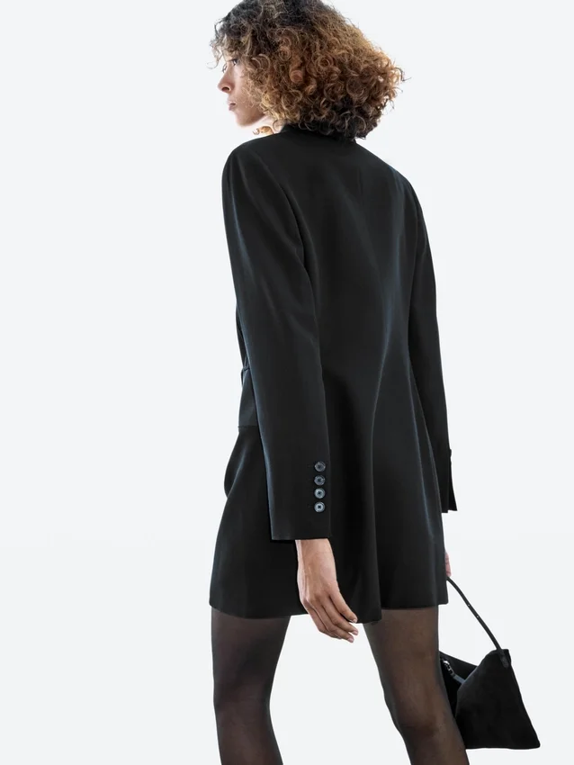 Kleider im Blazer-Stil mit Satin-Details Kleider im Blazer-Stil mit Satin-Details