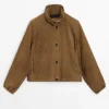 Kurze Bomberjacke aus Wildleder Kurze Bomberjacke aus Wildleder