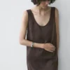 Kurzes, fließendes Kleid mit Spitzendetails