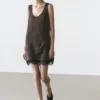 Kurzes, fließendes Kleid mit Spitzendetails
