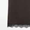 Kurzes, fließendes Kleid mit Spitzendetails