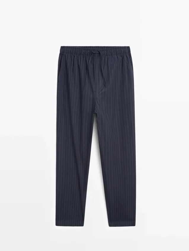 Kurzärmeliges Pyjama-Oberteil und gestreifte Hose Kurzärmeliges Pyjama-Oberteil und gestreifte Hose