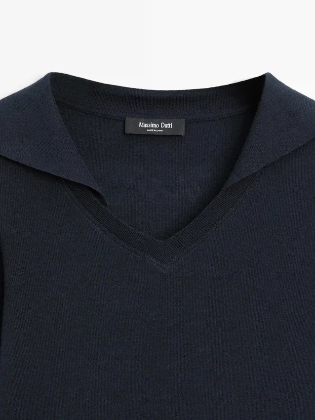 Langärmliges Poloshirt aus Strick mit V-Ausschnitt Langärmliges Poloshirt aus Strick mit V-Ausschnitt