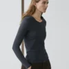 Langärmliges Poloshirt aus Strick mit V-Ausschnitt Langärmliges Poloshirt aus Strick mit V-Ausschnitt