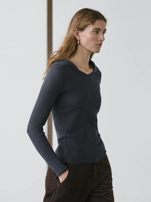 Langärmliges Poloshirt aus Strick mit V-Ausschnitt Langärmliges Poloshirt aus Strick mit V-Ausschnitt