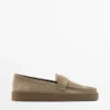 Loafer aus Spaltleder mit karamellfarbener Sohle Loafer aus Spaltleder mit karamellfarbener Sohle