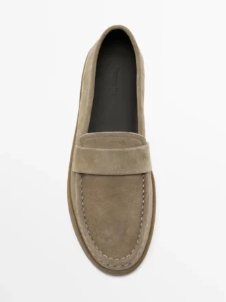 Loafer aus Spaltleder mit karamellfarbener Sohle