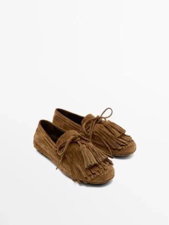 Loafer aus Spaltveloursleder mit Fransen und Quasten Loafer aus Spaltveloursleder mit Fransen und Quasten