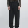 Locker sitzende Hose aus Wollmischung mit Abnähern Locker sitzende Hose aus Wollmischung mit Abnähern