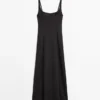 Midi-Kleid aus Leinen mit Trägern Midi-Kleid aus Leinen mit Trägern