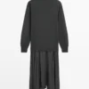 Polo-Kleid aus kontrastierendem Strick Polo-Kleid aus kontrastierendem Strick