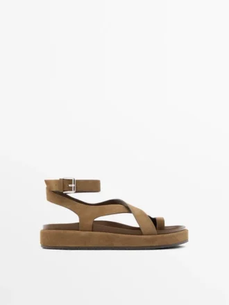 Sandalen mit gekreuzten Riemen