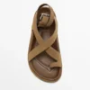 Sandalen mit gekreuzten Riemen Sandalen mit gekreuzten Riemen