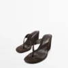 Sandalen mit Keilabsatz aus Spaltleder Sandalen mit Keilabsatz aus Spaltleder