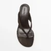 Sandalen mit Keilabsatz aus Spaltleder Sandalen mit Keilabsatz aus Spaltleder