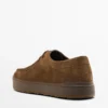 Schuhe aus Leder mit Mokassin-Spitze und klobiger Sohle Schuhe aus Leder mit Mokassin-Spitze und klobiger Sohle