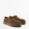 Schuhe aus Leder mit Mokassin-Spitze und klobiger Sohle Schuhe aus Leder mit Mokassin-Spitze und klobiger Sohle