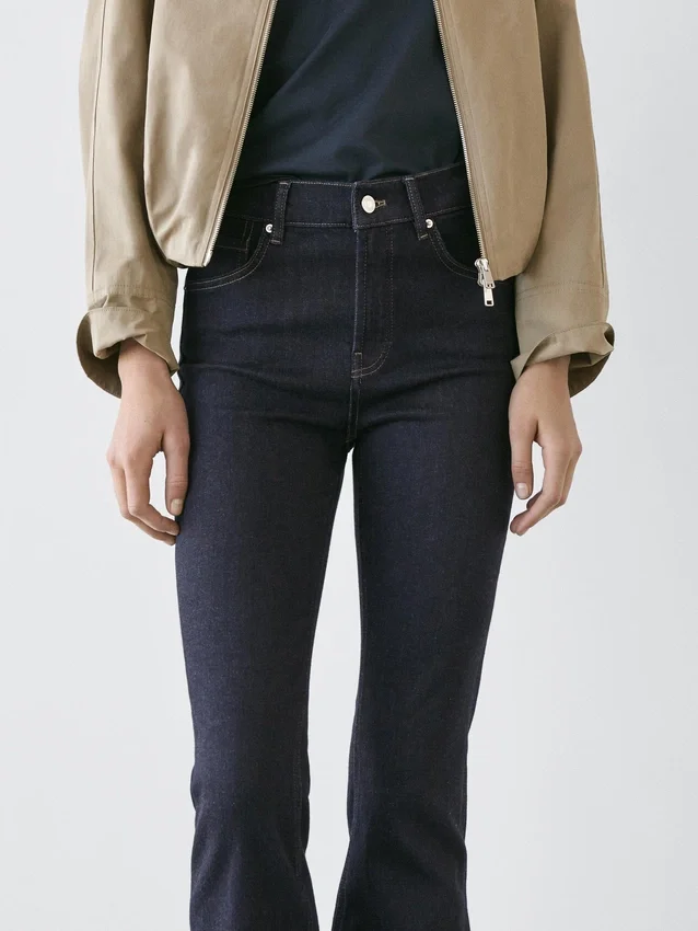 Skinny-Jeans mit hoher Taille und ausgestelltem Bein Skinny-Jeans mit hoher Taille und ausgestelltem Bein