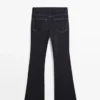 Skinny-Jeans mit hoher Taille und ausgestelltem Bein Skinny-Jeans mit hoher Taille und ausgestelltem Bein