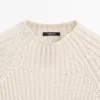 Strickcape mit Schlitzdetails
