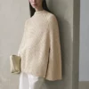 Strickcape mit Schlitzdetails