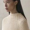 Strickcape mit Schlitzdetails